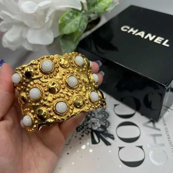 CHANEL Rare Vintage Gold Hinged Bracelet - Picture 3 of 10